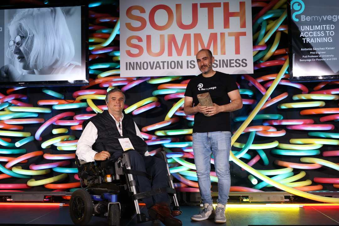 Antonio S&aacute;nchez Kaiser (der.), fundador de Bemyvega, junto a Jes&uacute;s Hern&aacute;ndez Gal&aacute;n, director de Accesibilidad Universal e Innovaci&oacute;n de Fundaci&oacute;n ONCE