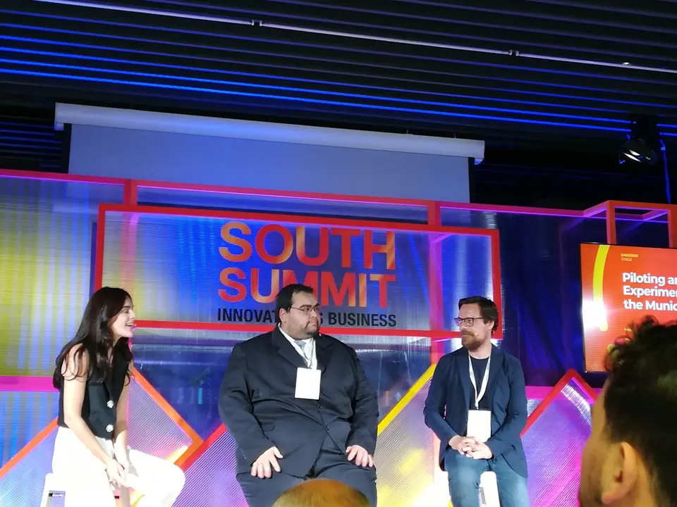 Antonio J. Jara, CEO de HopU (centro)