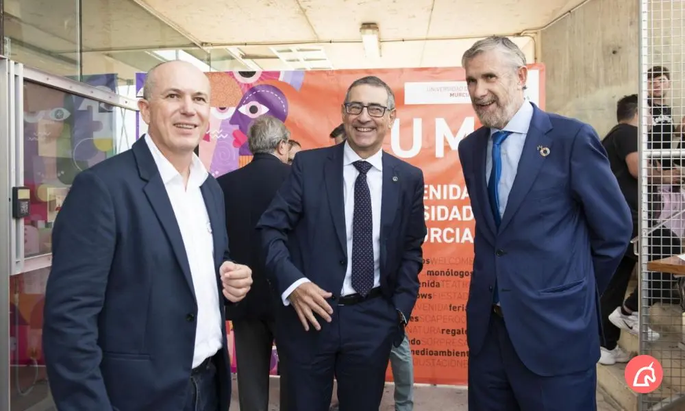 Longinos Mar&iacute;n, vicerrector de Responsabilidad Social y Cultura; Jos&eacute; Luj&aacute;n, rector de la UMU; y Manuel P&eacute;rez, rector de Burgos y presidente de CRUE Sostenibilidad