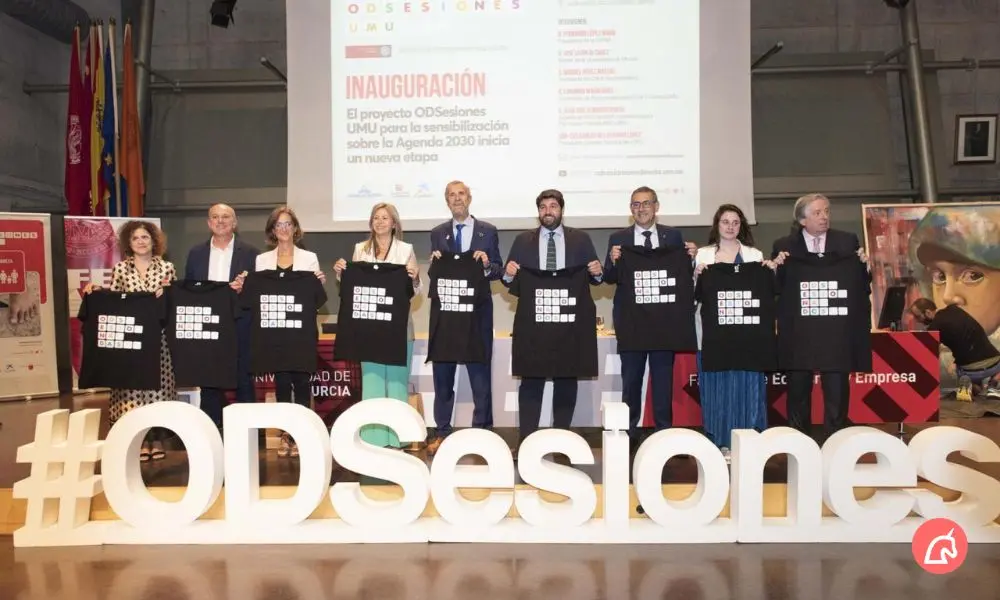 Fotograf&iacute;a de familia tras la presentaci&oacute;n de ODSesiones, presidida por el presidente de la CARM, Fernando L&oacute;pez Miras
