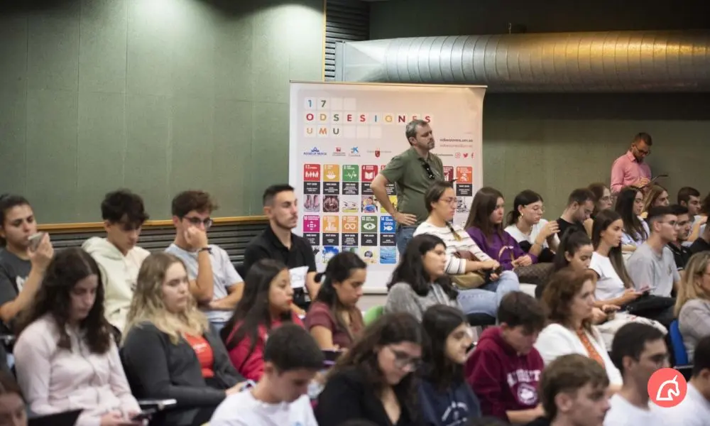 El sal&oacute;n de Econom&iacute;a y Empresa se llen&oacute; para la presentaci&oacute;n