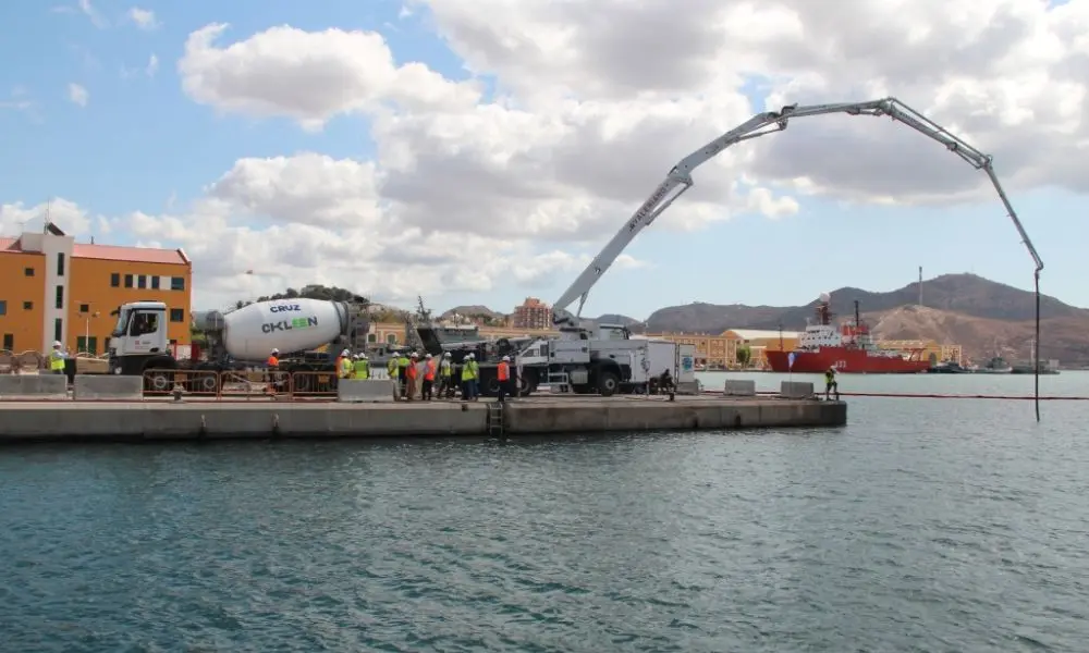 El cemento de Abanilla que refuerza bajo el agua el muelle del submarino S-80 Plus
