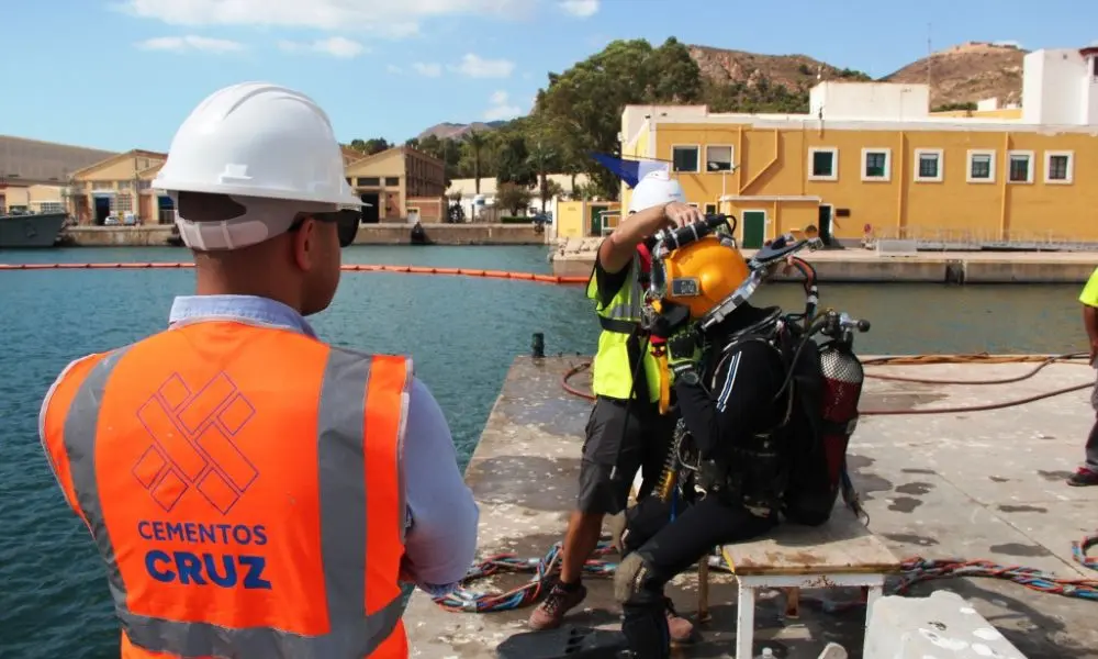 El cemento de Abanilla que refuerza bajo el agua el muelle del submarino S-80 Plus