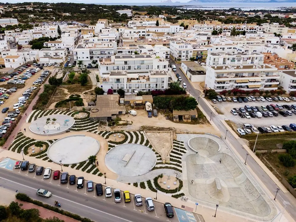 El proyecto premiado ha consistido en la implantaci&oacute;n de usos deportivos destinados al patinaje y skate en Sant Francesc Xavier, la capital de Formentera, y recibi&oacute; la distinci&oacute;n de &lsquo;Highly Commended&rsquo;. La iniciativa se llev&oacute; a cabo en un &aacute;rea delimitada y clasificada como Bien de Inter&eacute;s Cultural y permiti&oacute; la recuperaci&oacute;n de elementos hidr&aacute;ulicos que se encontraban en desuso.