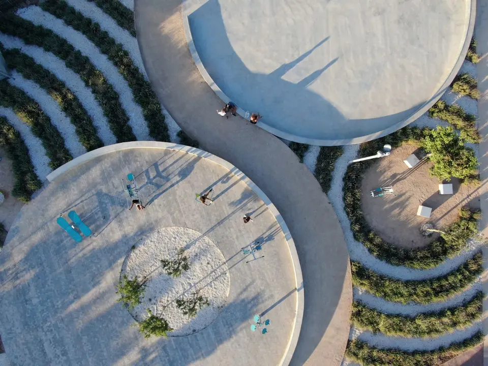 El proyecto premiado ha consistido en la implantaci&oacute;n de usos deportivos destinados al patinaje y skate en Sant Francesc Xavier, la capital de Formentera, y recibi&oacute; la distinci&oacute;n de &lsquo;Highly Commended&rsquo;. La iniciativa se llev&oacute; a cabo en un &aacute;rea delimitada y clasificada como Bien de Inter&eacute;s Cultural y permiti&oacute; la recuperaci&oacute;n de elementos hidr&aacute;ulicos que se encontraban en desuso.