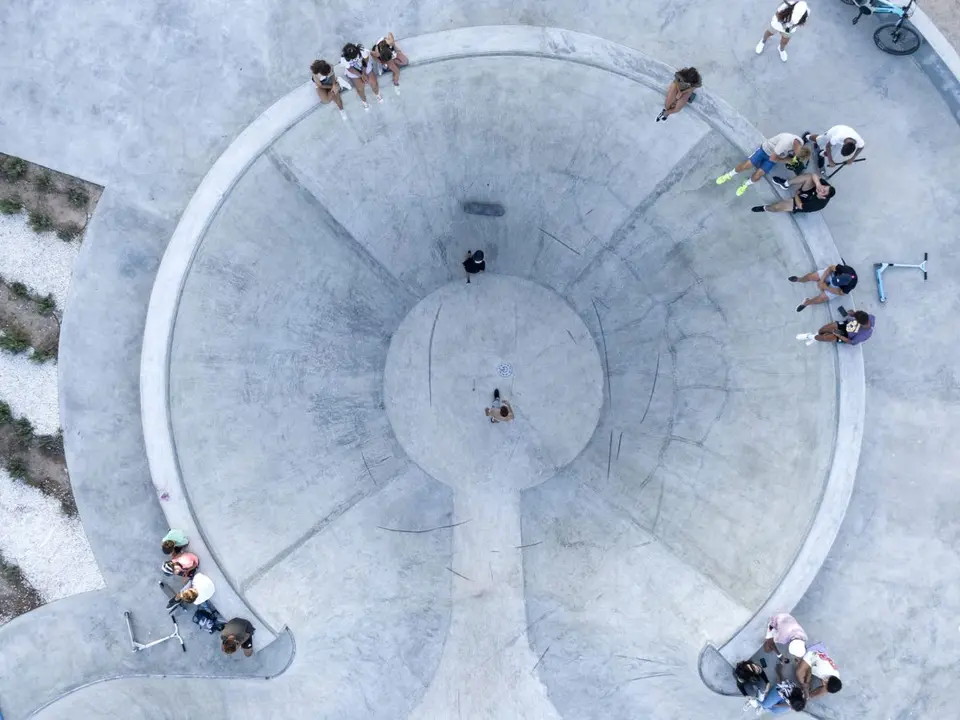 El proyecto premiado ha consistido en la implantaci&oacute;n de usos deportivos destinados al patinaje y skate en Sant Francesc Xavier, la capital de Formentera, y recibi&oacute; la distinci&oacute;n de &lsquo;Highly Commended&rsquo;. La iniciativa se llev&oacute; a cabo en un &aacute;rea delimitada y clasificada como Bien de Inter&eacute;s Cultural y permiti&oacute; la recuperaci&oacute;n de elementos hidr&aacute;ulicos que se encontraban en desuso.