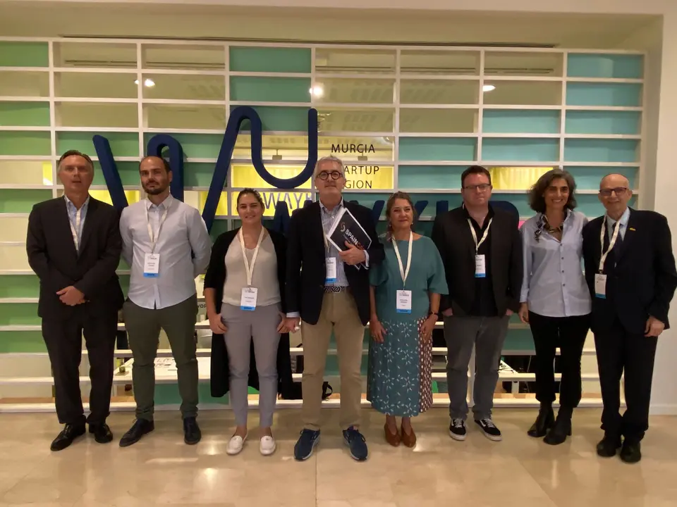 Parte de la delegaci&oacute;n israel&iacute; encabezada por Isaac Chocron (primero por la derecha)