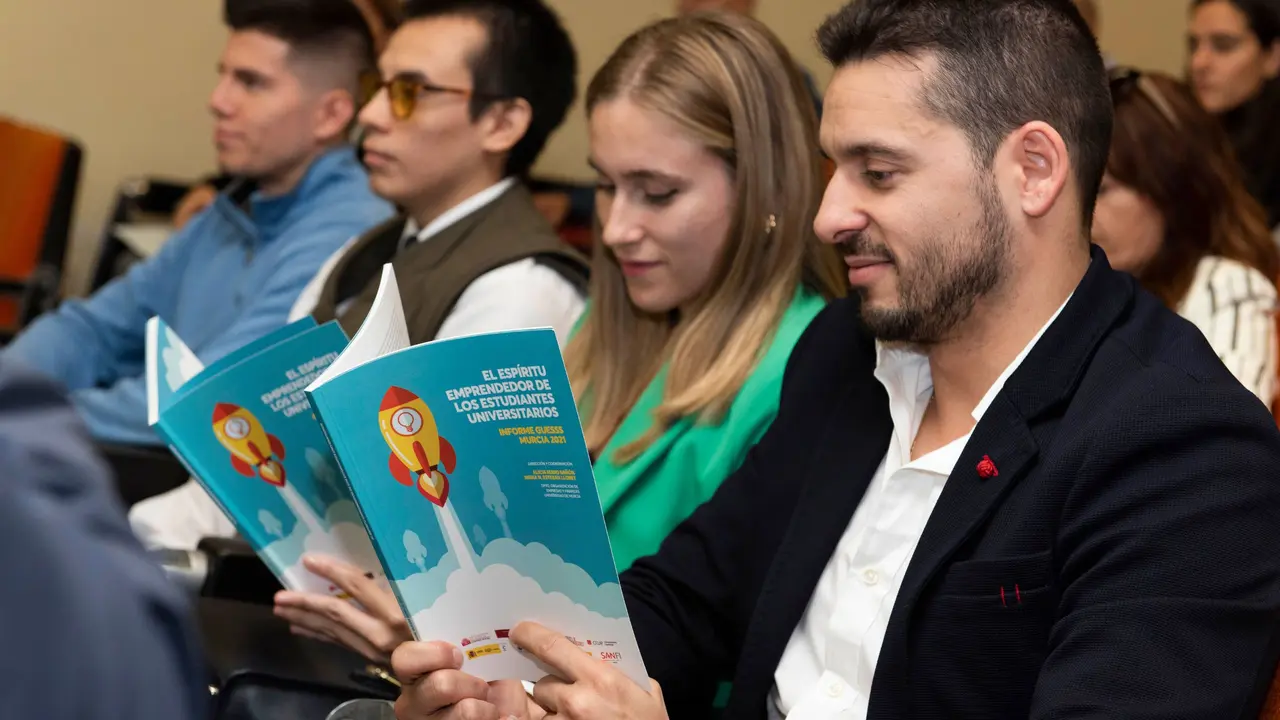 Los ganadores del premio al mejor proyecto de creaci&oacute;n de una empresa durante el acto