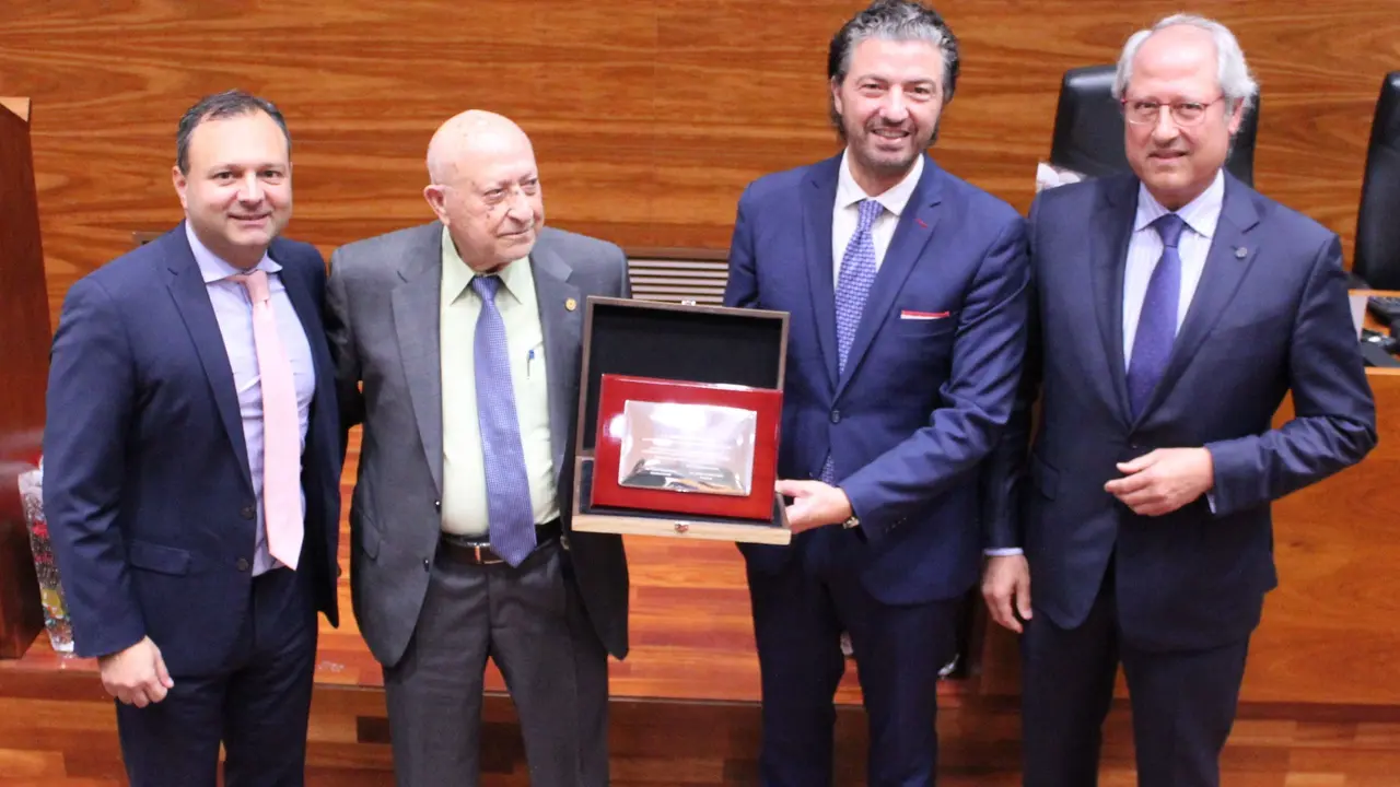 De izq. a der., Andr&eacute;s S&aacute;nchez, secretario general de la FREMM, el homenajeado, Tom&aacute;s Guil&eacute;n, Alfonso Hern&aacute;ndez, presidente de la FREMM, y Tom&aacute;s Guill&eacute;n jr., hijo del homenajeado (Foto: FREMM)