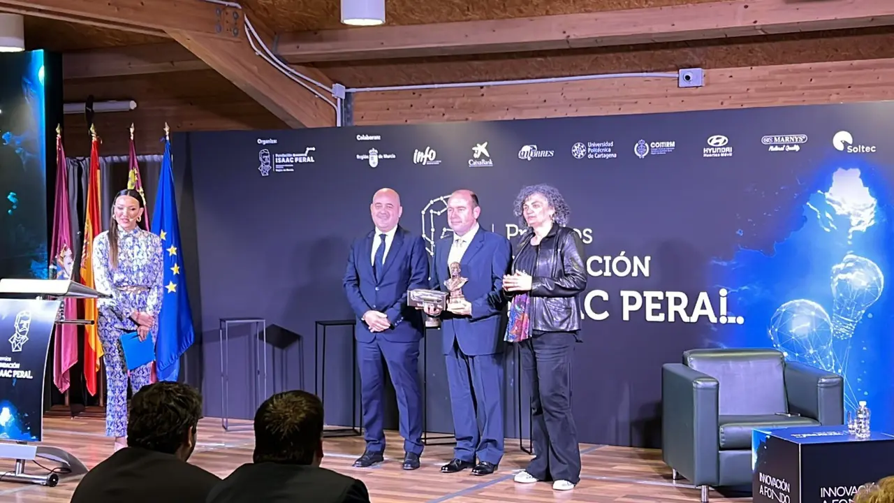 Francisco Cavas, investigador de la UPCT, junto a Miguel Mart&iacute;nez (presidente de la C&aacute;mara de Comercio) y Beatriz Miguel, rectora de la UPCT