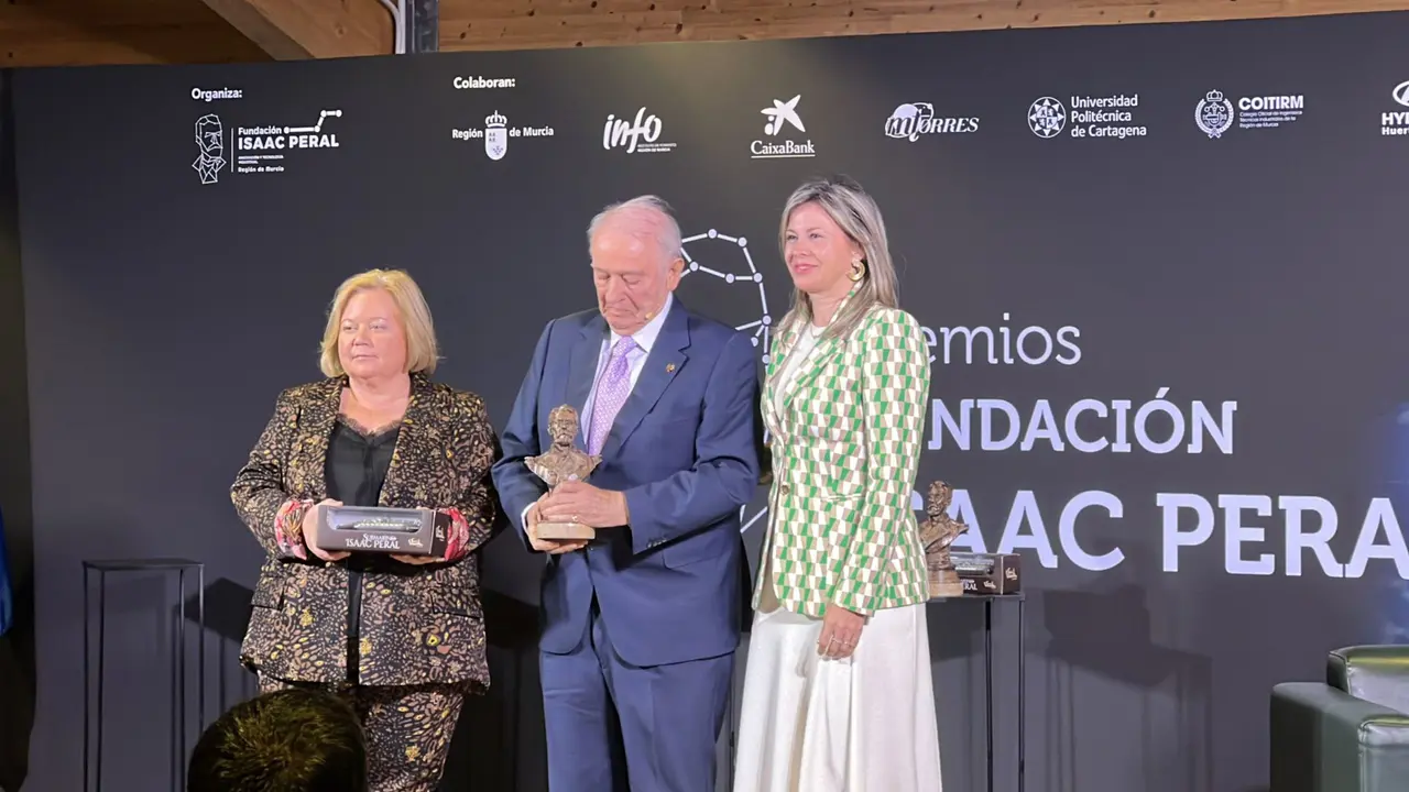 Pepe Mart&iacute;nez Nieto (Marnys) junto a Ana Correa (COEC, a la izquierda) y Olga Garc&iacute;a (directora territorial de Caixabank)