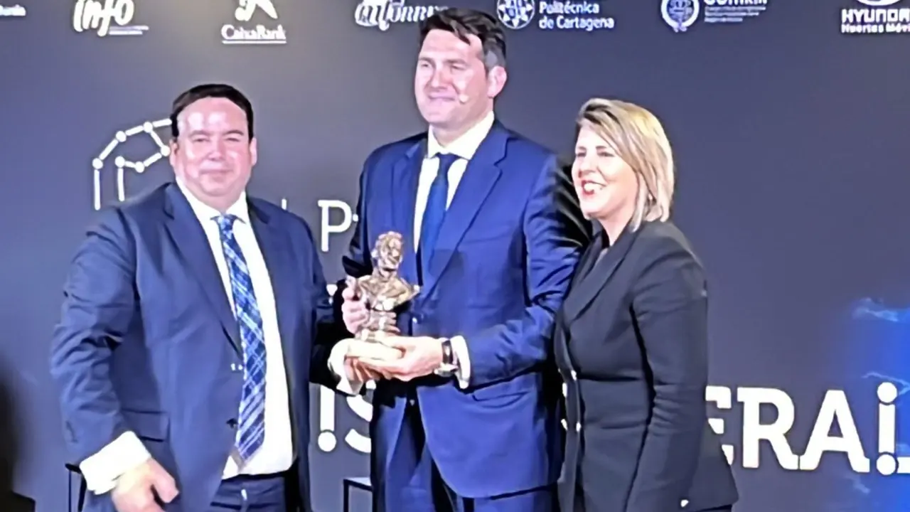 Francisco Gracia, CEO de Himoinsa, flanqueado por Alfonso Corbal&aacute;n, presidente de la Fundaci&oacute;n Isaac Peral, y la alcaldesa de Cartagena, Noelia Arroyo