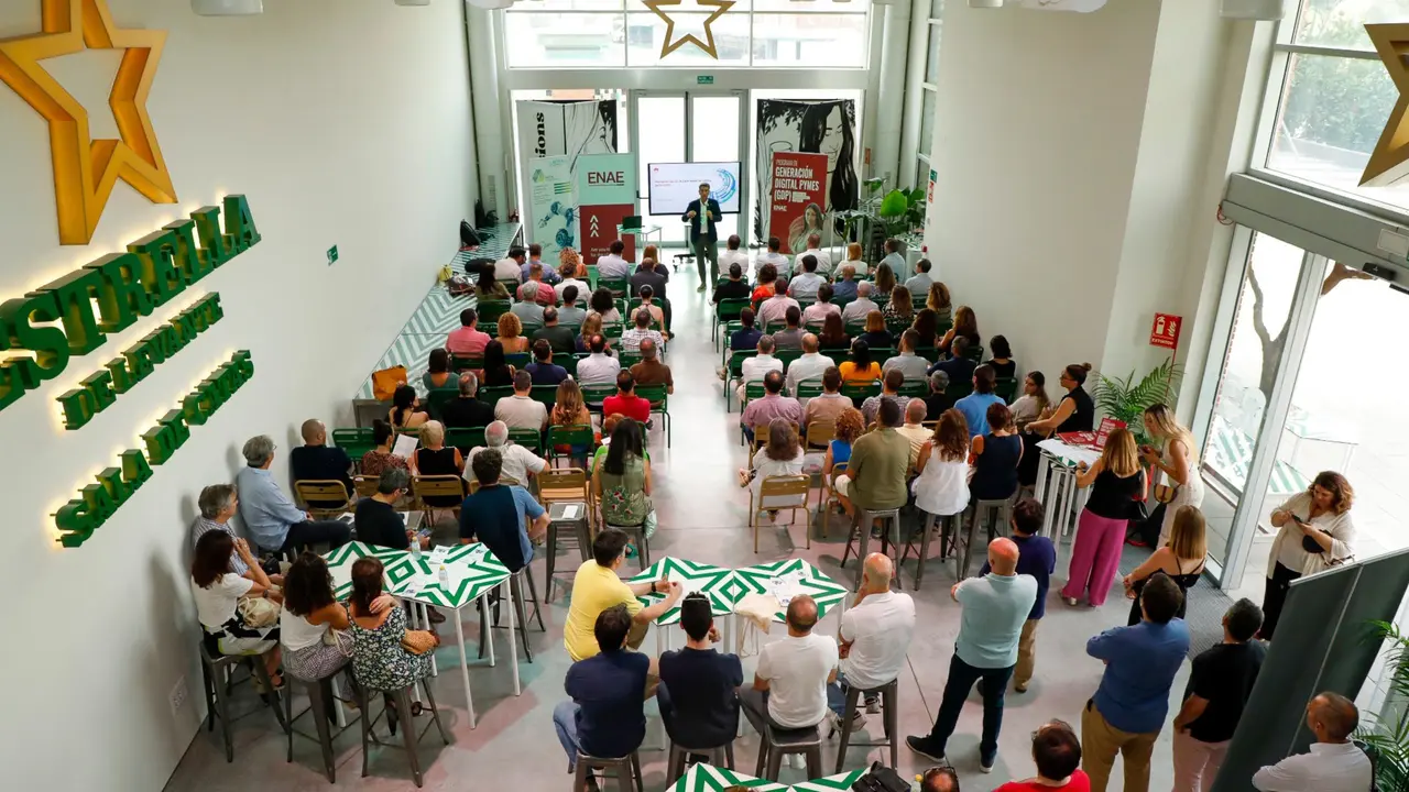 P&uacute;blico asistente en la sala de catas de Estrella de Levante