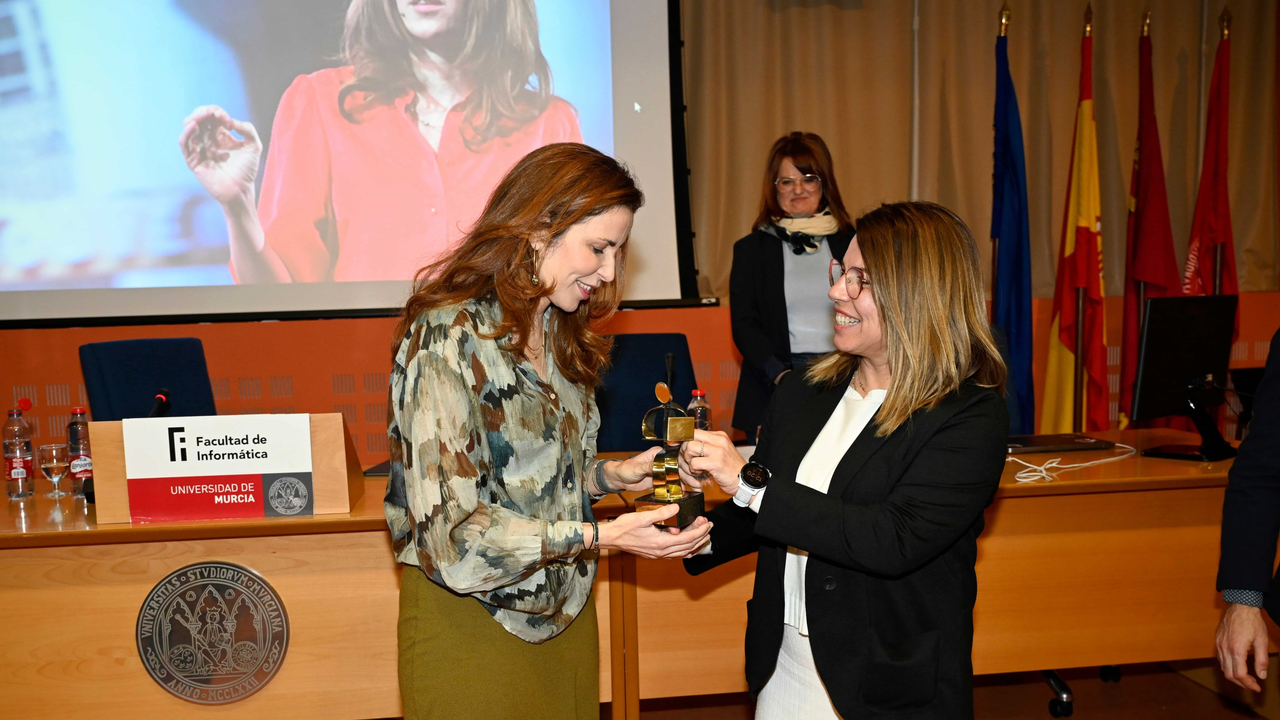 La vicerrectora Alicia Rubio entrega el Premio FIUM a Anabel D&iacute;az
