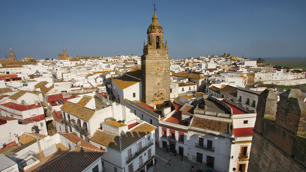 Carmona (Sevilla): La Semana Santa de Carmona es una de las m&aacute;s importantes de la provincia. En ella, los visitantes podr&aacute;n admirar las procesiones que se celebran a diario y en las que participan distintas hermandades en el entorno &uacute;nico de una ciudad de arquitectura monumental y gran belleza. Como curiosidad, en Carmona se encuentra el Sant&iacute;simo Cristo de la Amargura, una imagen de gran valor obra de Jorge Fern&aacute;ndez Alem&aacute;n y que data de 1521, la m&aacute;s antigua de la Semana Santa de Andaluc&iacute;a.