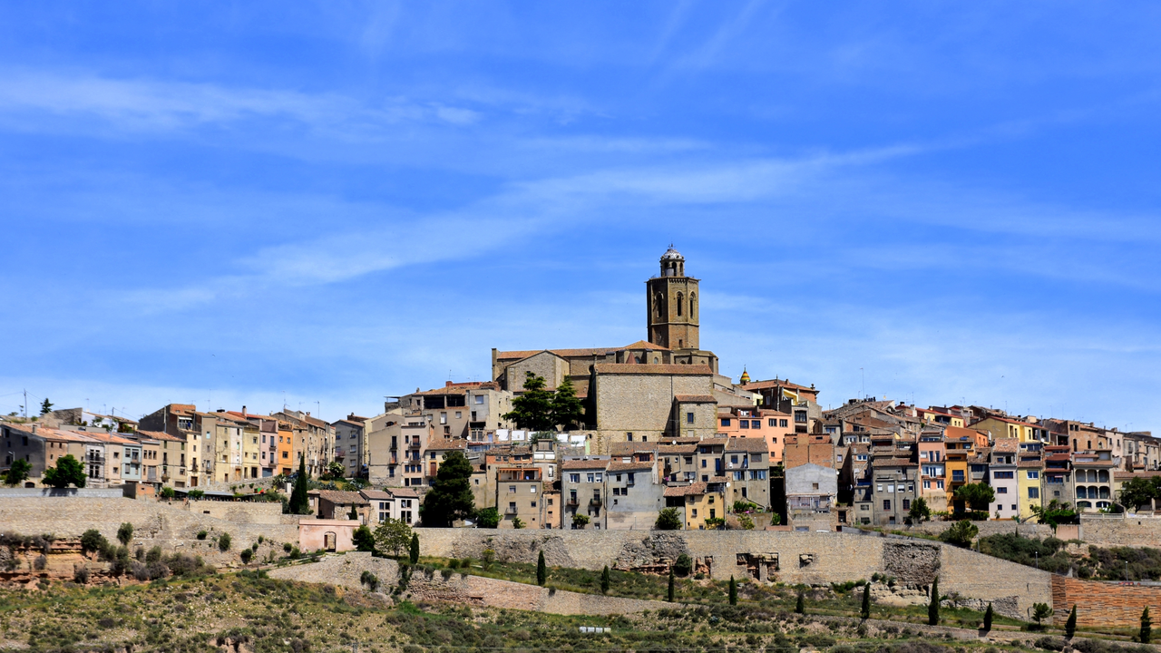 Cervera (L&eacute;rida): La segunda de las recomendaciones de eBooking.com es visitar la capital de la comarca de la Segarra, Cervera, y, m&aacute;s concretamente, el espect&aacute;culo lit&uacute;rgico conocido como la Pasi&oacute;n de Cervera, con m&aacute;s de cinco siglos de historia y que es uno de los m&aacute;s antiguos de Europa. Este a&ntilde;o, desde el 17 de marzo hasta el 20 de abril, es posible asistir en el Gran Teatro de la Pasi&oacute;n a esta representaci&oacute;n teatral de la vida, la muerte y la resurrecci&oacute;n de Jesucristo a trav&eacute;s de los ciudadanos de Cervera. En ella participan m&aacute;s de 300 actores y cuenta con una escenograf&iacute;a impresionante.
