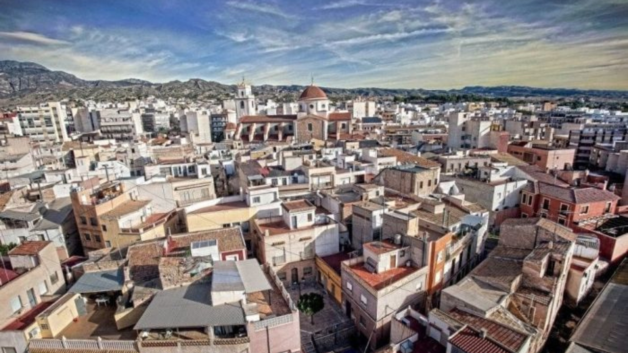 Crevillente (Alicante): Otro de los destinos que merece la pena visitar en Semana Santa es Crevillente (Alicante). En la Semana Santa Crevillentina procesionan 32 im&aacute;genes y grupos escult&oacute;ricos durante unos d&iacute;as en los que la tradici&oacute;n, la m&uacute;sica, la emoci&oacute;n y la devoci&oacute;n son los protagonistas. Los actos empiezan ya el Martes Santo -26 de marzo este a&ntilde;o- y terminan el Domingo de Resurrecci&oacute;n -31 de marzo-, si bien el punto &aacute;lgido y m&aacute;s emotivo de las celebraciones es el Viernes Santo con el Abrazo de la Morquera y la Procesi&oacute;n de la Muerte de Cristo.