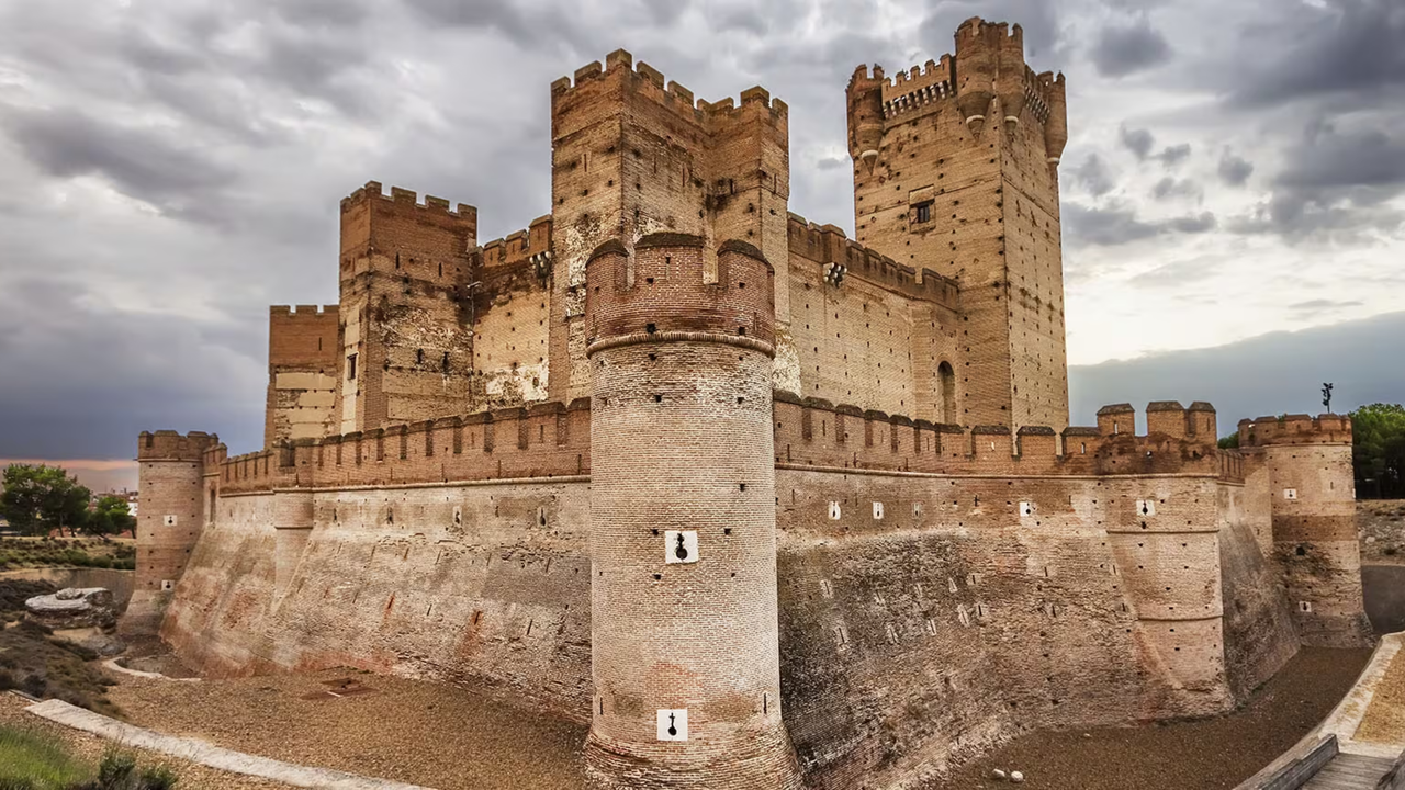 Medina del Campo (Castilla y Le&oacute;n): Este municipio cuenta con el orgullo de tener una de las Semanas Santas m&aacute;s antiguas de toda Espa&ntilde;a, ya que viene celebr&aacute;ndose desde 1411. Centenares de cofrades participan cada a&ntilde;o en esta Fiesta de Inter&eacute;s Tur&iacute;stico Internacional con gran devoci&oacute;n y solemnidad. La oraci&oacute;n y el recogimiento son el sello de identidad de la Semana Santa de Medina del Campo y, en particular, de la procesi&oacute;n del Sant&iacute;simo Cristo Crucificado que se realiza el Mi&eacute;rcoles Santo en completo silencio, con la &uacute;nica excepci&oacute;n de los sobrecogedores rezos y c&aacute;nticos penitenciales.