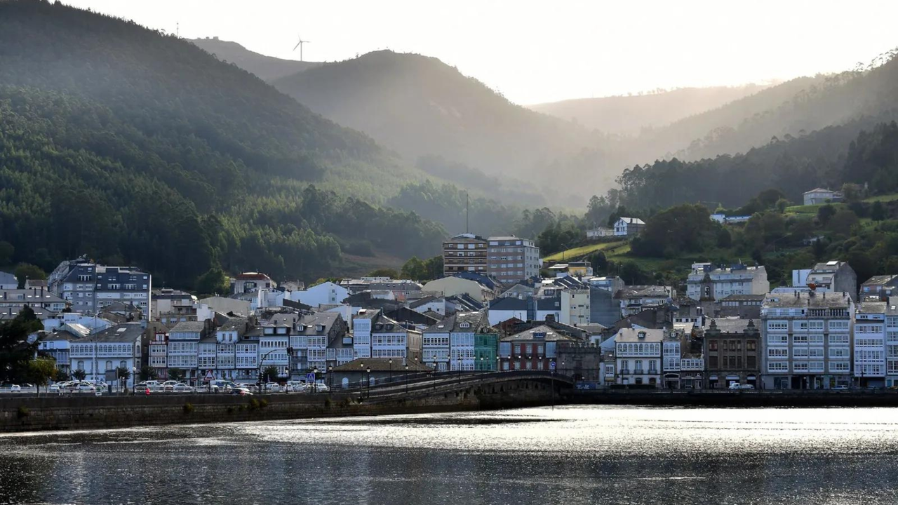 Viveiro (Lugo): Para acabar, eBooking.com recomienda la Semana Santa de Viveiro, una de las m&aacute;s especiales del norte de Espa&ntilde;a por la riqueza de sus im&aacute;genes y patrimonio y que tambi&eacute;n acumula varios siglos de historia a sus espaldas. Miles de visitantes acuden anualmente a presenciar los actos religiosos y las procesiones organizadas por las ocho cofrad&iacute;as del municipio con el apoyo de los vecinos. Como momento clave, en Viveiro destaca el Santo Encuentro del Viernes Santo, un acto en el que las im&aacute;genes articuladas representan distintos momentos de la vida de Jesucristo.