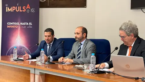 Juan Jodar (izq.), presidente de Ceclor, y Joaqu&iacute;n G&oacute;mez, director del INFO