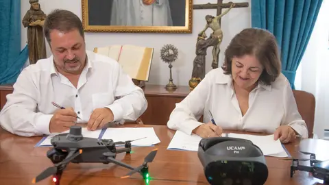 El acuerdo ha sido rubricado en el Campus de Los Jer&oacute;nimos por Mar&iacute;a Dolores Garc&iacute;a, presidenta de la UCAM, y Joaqu&iacute;n M. Polo, director general de DJI Agriculture Spain.