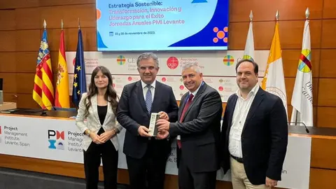 V&aacute;zquez recoge el premio a la excelencia en la gesti&oacute;n concedido por 'Project Management International Levante' al proyecto 'ThinkINAzul' de protecci&oacute;n de los ecosistemas marinos