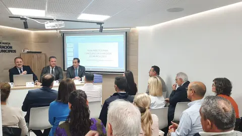 El consejero de Presidencia, Portavoc&iacute;a y Acci&oacute;n Exterior, Marcos Ortu&ntilde;o, acompa&ntilde;ado por el director general de Administraci&oacute;n Local, Francisco Abril (i) y el presidente de la Federaci&oacute;n de Municipios, V&iacute;ctor Manuel L&oacute;pez (d), en la presentaci&oacute;n de la gu&iacute;a a los alcaldes de la Regi&oacute;n.