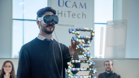 Instante de una sesi&oacute;n formativa en el UCAM HiTech, usando las &lsquo;Vision Pro&rsquo; de Apple para &lsquo;tocar&rsquo; el ADN