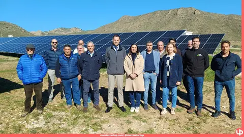 La Comunidad de Regantes Miraflores de Jumilla ha modernizado sus instalaciones con tres plantas fotovoltaicas de 1,7 MW y un nuevo sistema de bombeo. Resultado: 60% menos de consumo energ&eacute;tico, 825 toneladas de CO₂ evitadas al a&ntilde;o y m&aacute;s de 403.000 euros de ahorro anual para los 958 regantes que gestionan 1.300 hect&aacute;reas de frutales, vi&ntilde;edo, olivar y almendro en el altiplano murciano.