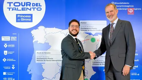 El astrof&iacute;sico Rafael Luque, experto en exoplanetas, premiado en el CongresFest de Murcia ante Felipe VI.