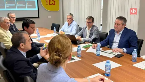 Reuni&oacute;n entre el consejero Joaqu&iacute;n Buend&iacute;a y la Junta Directiva de Agrupal