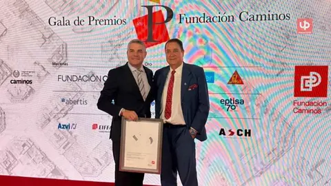 Jes&uacute;s L&oacute;pez Brea (izq.) junto a  Pedro de los Santos Jim&eacute;nez, vicedecano del Grado en Ingenier&iacute;a Civil de la UCAM