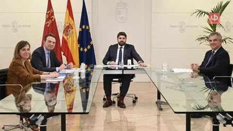 El presidente de la Regi&oacute;n de Murcia, Fernando L&oacute;pez Miras, reunido en el Palacio de San Esteban con el consejero delegado de Enag&aacute;s, Arturo Gonzalo, y el consejero Juan Mar&iacute;a V&aacute;zquez