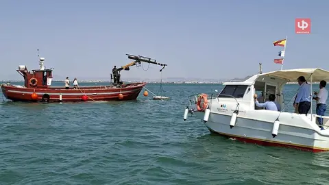 El consejero de Medio Ambiente, Industria, Universidades, Investigaci&oacute;n y Mar Menor, Juan Mar&iacute;a V&aacute;zquez, durante su visita las actuaciones de instalaci&oacute;n de los fondeaderos ecol&oacute;gicos en el Mar Menor