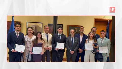 El consejero Marcos Ortu&ntilde;o, el rector de UMU Samuel Baixauli, la directora general de UE, Mar&iacute;a Cruz Ferreira, el vicerrector de Investigaci&oacute;n y Transferencia, Christian de la Fe, y el director de la C&aacute;tedra, Jorge Piernas, con los alumnos premiados