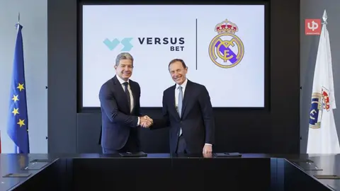 El director de Relaciones Instituciones de Grupo Orenes, Pedro Garc&iacute;a Cuestas (izq.) y su hom&oacute;logo en el Real Madrid, Emilio Butrague&ntilde;o
