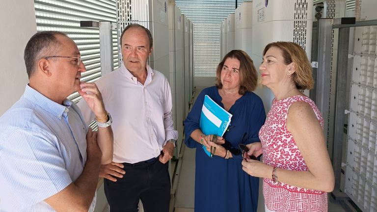 El director general de Industria Agroalimentaria, Fulgencio P&eacute;rez, en la instalaci&oacute;n de bater&iacute;as de la Bodega Hijos de Juan Gil