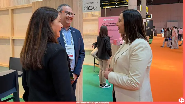 Imagen de la Consejera Sara Rubira visitando a una de las empresas participantes en la feria Alimentaria 2026