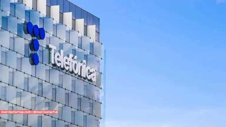 Detalle de la fachada del 'Distrito Telef&oacute;nica'