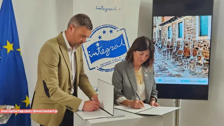 El presidente de Integral y alcalde de Caravaca de la Cruz, Jos&eacute; Francisco Garc&iacute;a Fern&aacute;ndez y la directora Regi&oacute;n de Murcia de CaixaBank, Mar&iacute;a Dolores Petit Lozano.