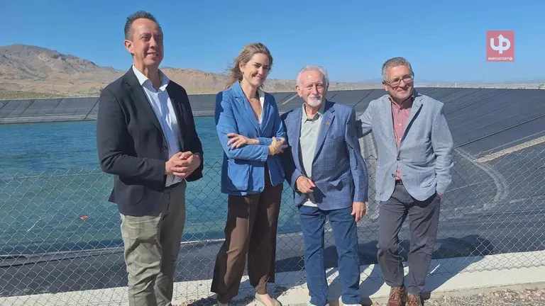 La vicepresidenta tercera y ministra para la Transici&oacute;n Ecol&oacute;gica y el Reto Demogr&aacute;fico, Sara Aagesen, durante su visita a una comunidad de regantes de N&iacute;jar (Almer&iacute;a).