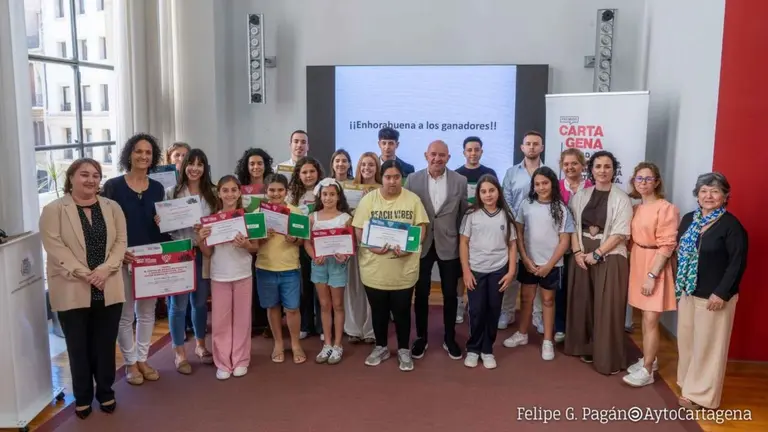 El Ayuntamiento de Cartagena premi&oacute; este martes a sus escolares m&aacute;s comprometidos con la transparencia y la democracia. Ya van tres ediciones de estos premios que invitan a los j&oacute;venes a reflexionar sobre c&oacute;mo deben funcionar las instituciones. Dibujos, c&oacute;mics y ensayos: as&iacute; defienden los estudiantes cartageneros el gobierno abierto. CEIP Virgen del Carmen e IES San Isidoro tambi&eacute;n recibieron reconocimiento por su alta participaci&oacute;n.