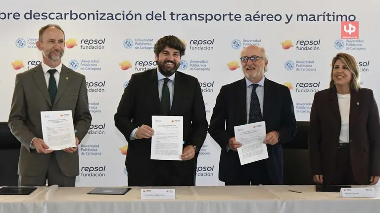 El presidente Fernando L&oacute;pez Miras firma junto al presidente de Repsol, Antonio Brufau, el rector de la UPCT, Mathieu Kessler, la nueva c&aacute;tedra, y la alcaldesa de Cartagena, Noelia Arroyo
