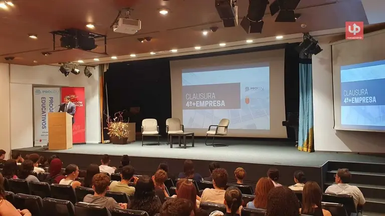 El programa '4+Empresa' ha dado a m&aacute;s de 800 alumnos de 4&ordm; de la ESO de la Regi&oacute;n de Murcia su primera experiencia en empresa real, con estancias voluntarias de entre 3 y 5 d&iacute;as en cerca de 400 entidades. Una apuesta para que los j&oacute;venes elijan su futuro con datos reales, no solo expectativas.