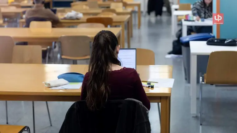 P&uacute;blico trabajando en una sala de lectura de una biblioteca p&uacute;blica, a 7 de enero de 2026, en Madrid