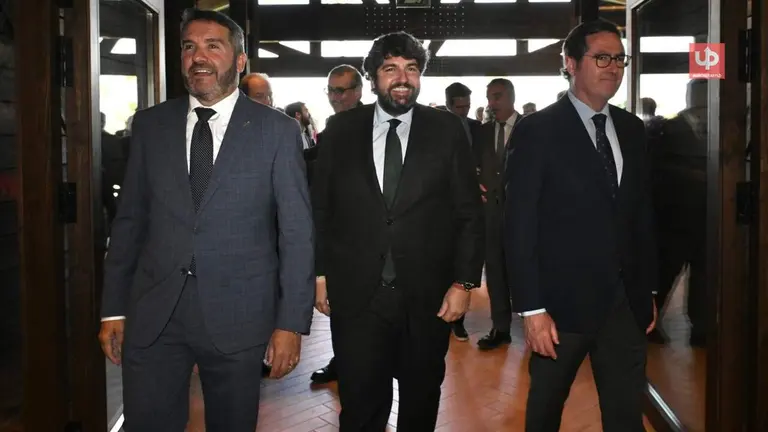 De izq. a der., Miguel L&oacute;pez Abad, el presidente Fernando L&oacute;pez Miras y Antonio Garamendi
