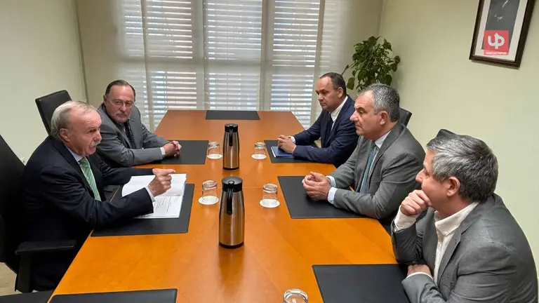 El consejero de Medio Ambiente, Industria, Universidades, Investigaci&oacute;n y Mar Menor, Juan Mar&iacute;a V&aacute;zquez, entrega la Ley de Universidades de la Regi&oacute;n de Murcia al presidente del Consejo Jur&iacute;dico de la Regi&oacute;n de Murcia, Antonio G&oacute;mez Fayr&eacute;n.