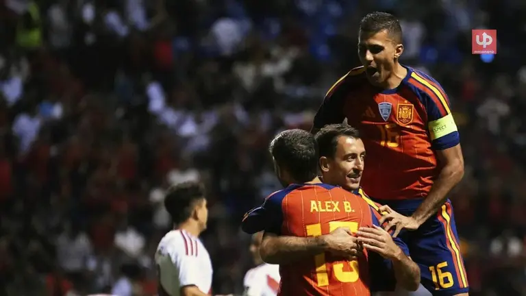 Los jugadores de la selecci&oacute;n espa&ntilde;ola celebran un gol