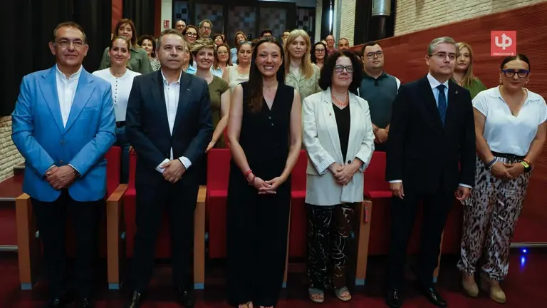 La consejera Carmen Conesa, con representantes de los municipios, empresas y servicios en la jornada sobre el nuevo SICTED