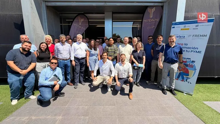 La Oficina Acelera Pyme de FREMM llev&oacute; a 30 empresas al interior de Tit&aacute;n CPD, el primer centro de datos neutro Tier III de la Regi&oacute;n de Murcia. Algoritmos de IA, m&aacute;s de 1 MW de potencia y la conectividad multi-cloud de DE-CIX, en una visita poco habitual. 🔒